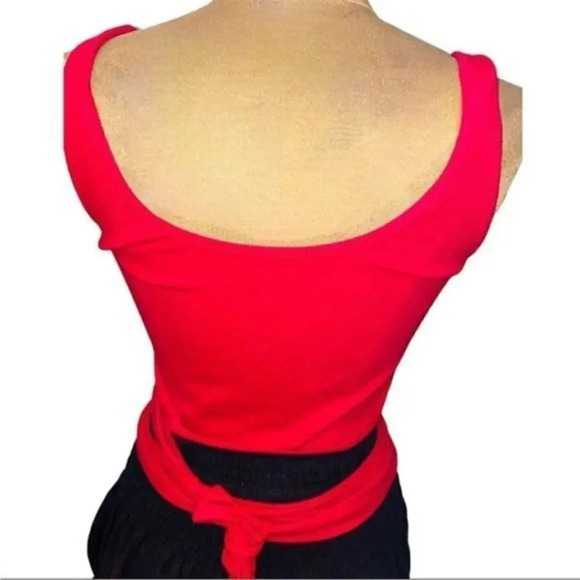 NWOTÂ RIBBED HALF BUTTON TIE AROUND CROP TOPâRED, O/S FITS UP TO 36DDD - Picture 4 of 9
